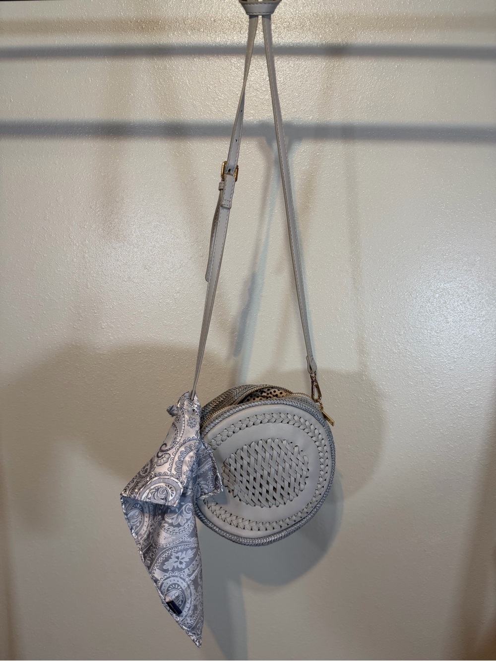 Moda Luxe Light Gray Round Woven Crossbody Bag